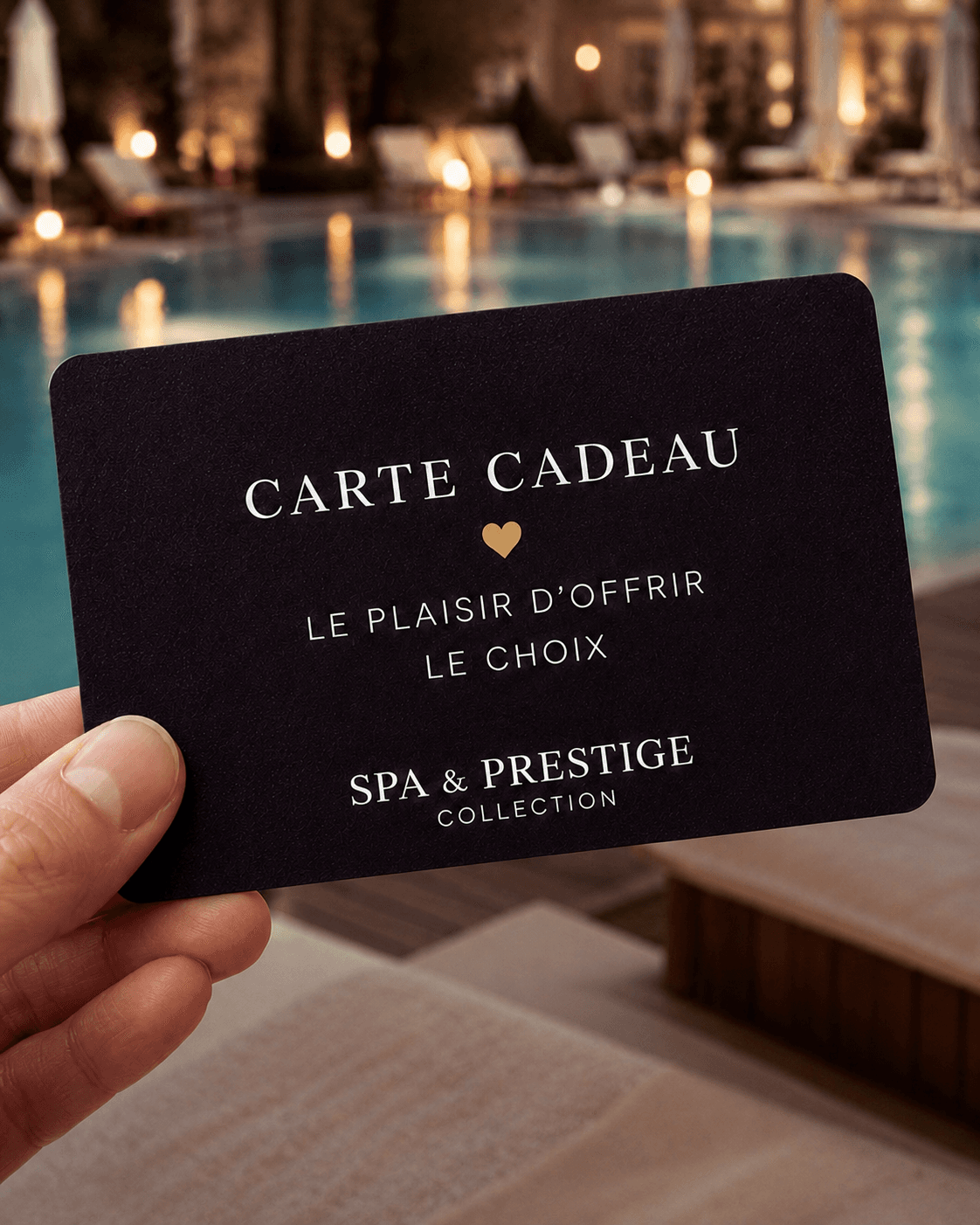 Femme recevant une carte cadeau
